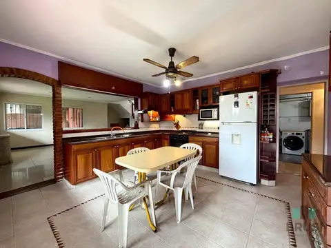 CASA EN VENTA BERAZATEGUI AMPLIO PARQUE Y PISCINA