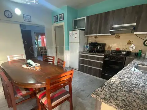 MONTE GRANDE - Casa a la venta pleno centro 3 dormitorios con parque