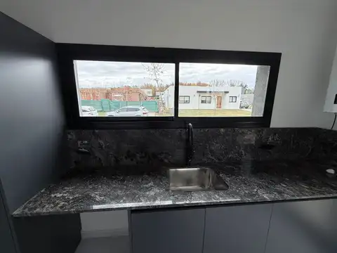 Casa 6 ambientes con 2 baños