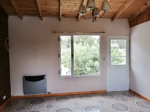 Depto tres ambientes, en planta alta, con entrada de auto y patio.