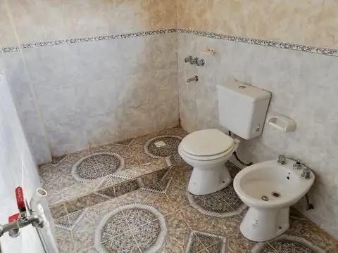 Depto tres ambientes, en planta alta, con entrada de auto y patio.