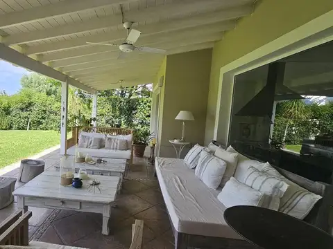 Casa 7 ambientes con 4 baños