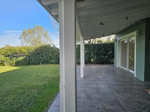 Casa en Alquiler con 2 cocheras