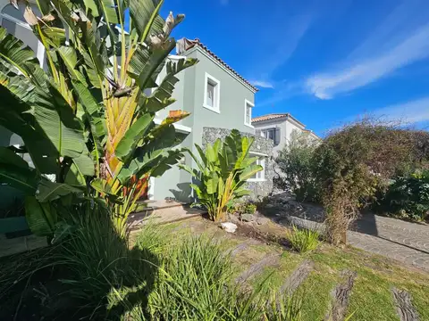 Casa en alquiler anual al agua en Santa Bárbara, 5 dormitorios impecable, cómoda y luminosa