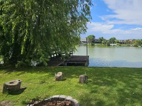 Casa en alquiler anual al agua en Santa Bárbara, 5 dormitorios impecable, cómoda y luminosa