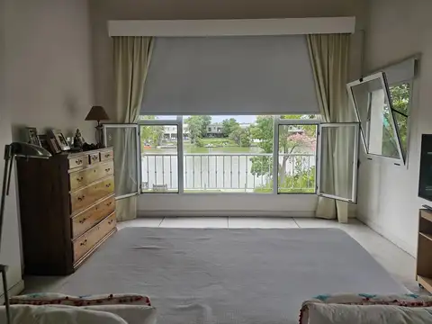 Casa en alquiler anual al agua en Santa Bárbara, 5 dormitorios amplia y luminosa