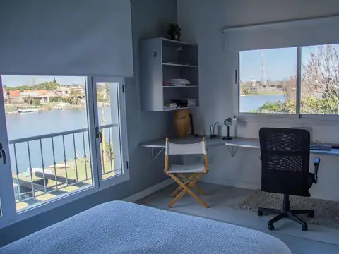 Casa en alquiler anual al agua en Santa Bárbara, 5 dormitorios impecable, cómoda y luminosa