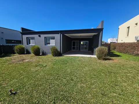 Casa en Alquiler con 3 cocheras