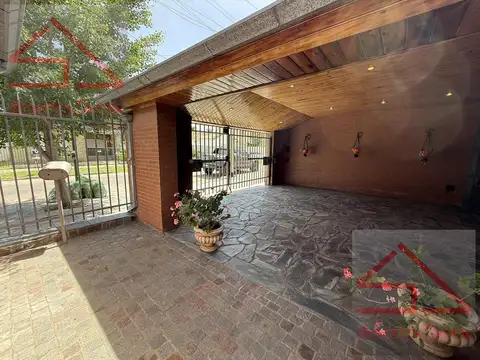 Casa en Venta con 3 cocheras
