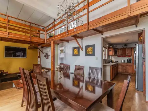 Casa 8 ambientes con 2 baños