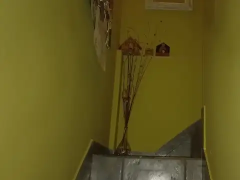 EXCELENTE DEPTO. EN  TRIPLEX DE 4 AMB.  BUENA UBICACION, 100MTS,  3 DORM., TERRAZA, IMPECABLE ESTADO