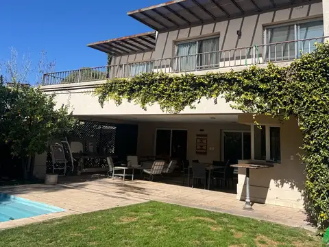 Casa en Venta con 2 cocheras