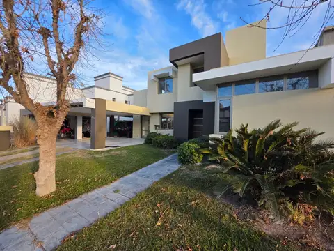 Venta de casa B° Privado Maipú- 7 ambientes
