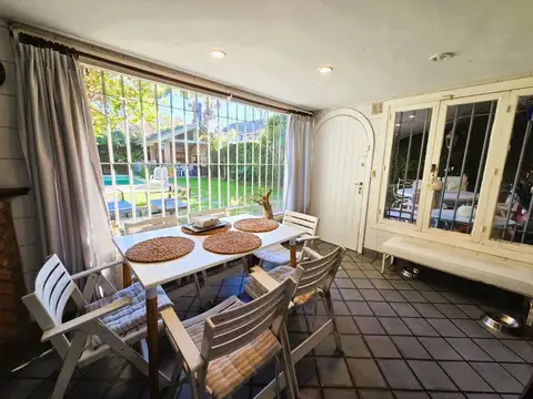 Casa en Alquiler con 3 cocheras