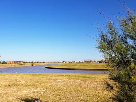Lote en venta sobre el rio de 900m2 en B° náutico El Naudir