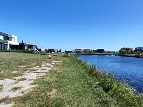 Lote en venta sobre el rio de 900m2 en B° náutico El Naudir