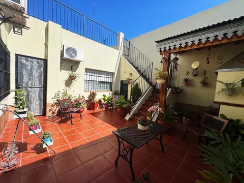 Casa en venta de tres ambientes con patio y terraza