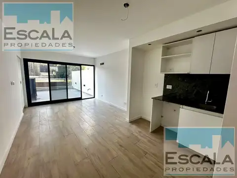Departamento monoambiente con parrillero y patio exclusivo en venta Abasto