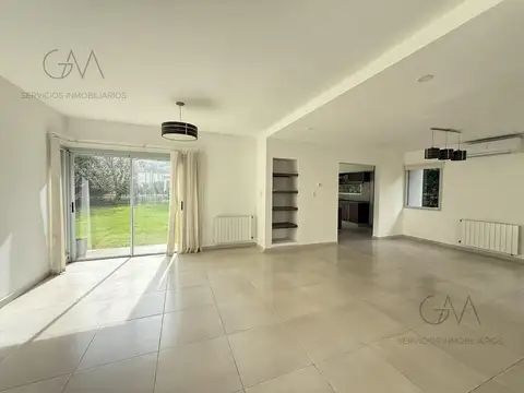 Casa en Alquiler con 1 cochera