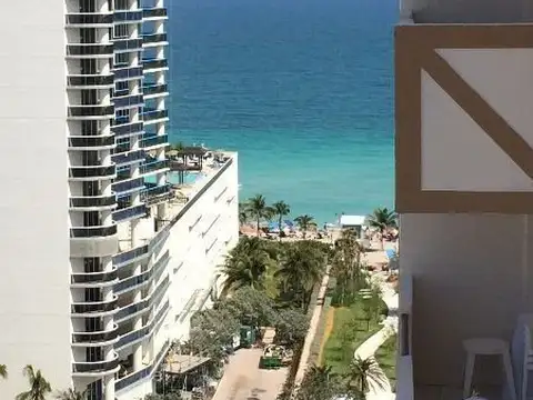 Depto 3 amb c/ balcón en Hallandale