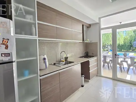 Venta de casa 4 ambientes con cochera y piscina en La Candida Club de Campo