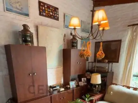 Oportunidad en Los Robles: Casa con 2 Dormitorios, Patio y Doble Cochera