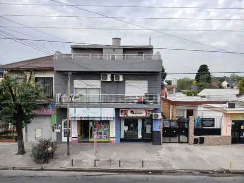 IDEAL INVERSIÓN 2 DEPARTAMENTOS + 2 LOCALES COMERCIALES y LOTE libre al fondo.