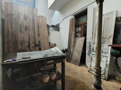 Casa a reciclar con taller en pta alta. Villa Luro