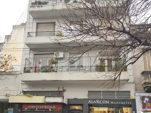 Av. Scalabrini Ortiz al 500, Villa Crespo. Piso 1 x escalera. Muy buen estado. 95 m2 totales, 80 m2 cubiertos. 5 amb. 3 dorm. 2 baños. Balcón corrido al frente. Patio. Lavadero. Muy luminoso todo el departamento. Apto profesional. Bajas expensas