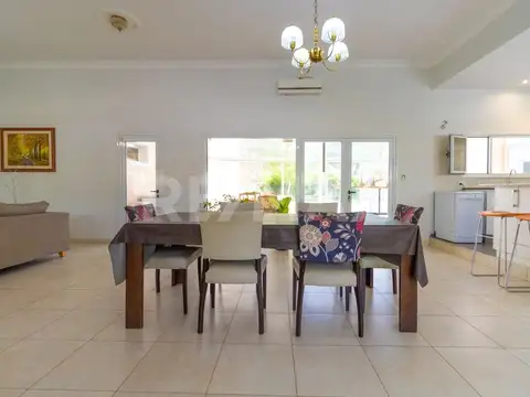 Casa en Alquiler con 2 cocheras