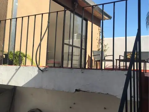 Vendo  PH, Tipo Casa. Excelente estado, 4 Amb.  con patio y terraza, sin expensas Sup. Total 120 m2