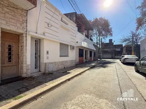 Venta - Casa 2 dormitorios con patio y terraza - Echesortu, Rosario.