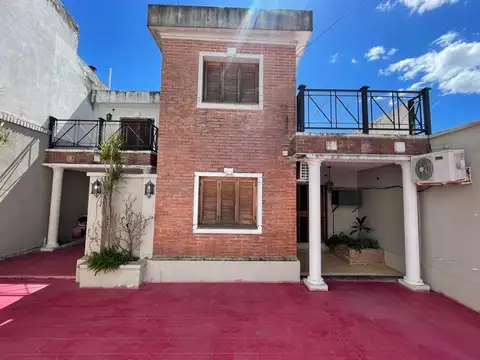 CASA EN VENTA - BARRIO CENTRO - 5 DORMITORIOS