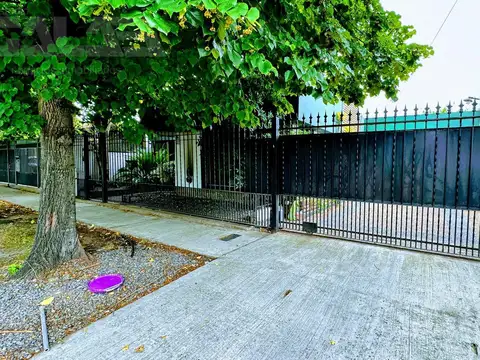 Oportunidad única en Morón: casa sólida 4 AMB con galería y cocheras   opción lote lindero