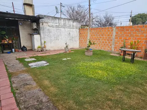 CASA VENTA TRES DORMITORIOS- COCHERA- PATIO VERDE.