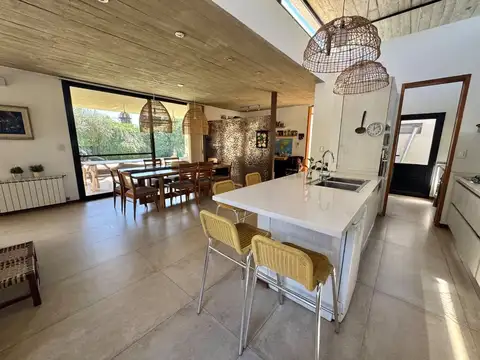 Casa 4 ambientes con 2 baños