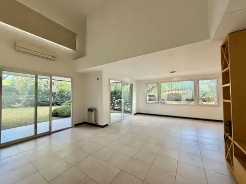 Casa en Alquiler con 1 cochera