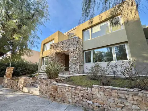 Casa en Alquiler Dalvian 4 Dormitorios