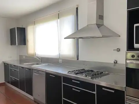 Casa 6 ambientes con 3 baños