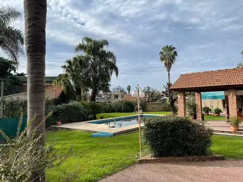 VENTA CASA EN EL CENTRO DE FUNES PILETA Y JARDIN