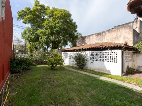 VENTA Lote con casa a refaccionar en Villa Tesei