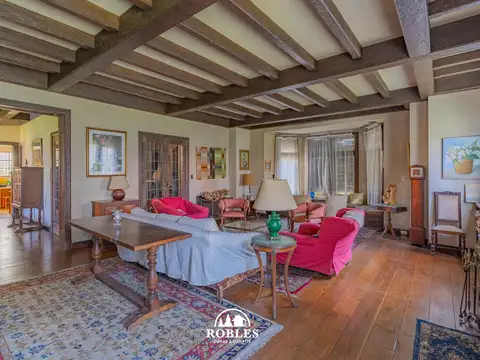 Casa 9 ambientes con 4 baños