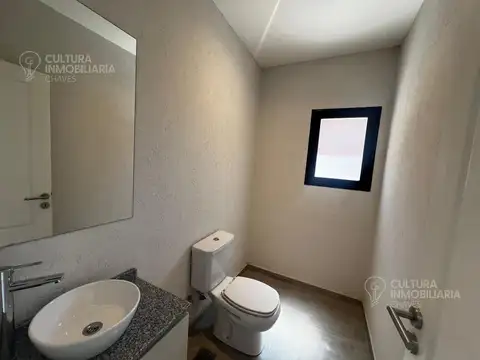 Casa 4 ambientes con 2 baños