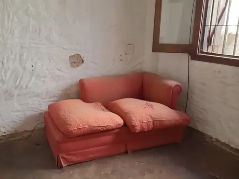 A 3 cuadras de Av. MAipú al 1000. Interesante PH con patio y terraza para reciclar  sin expensas