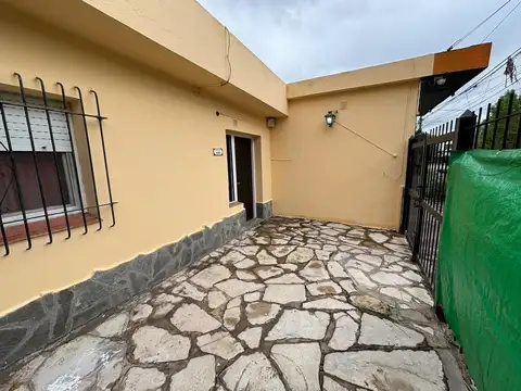 Casa 4 ambientes con 1 baño