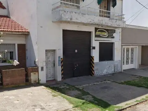 23 E/ 43 Y 44: GALPÓN COMERCIAL MÁS DEPTO DE 1 DORM. EN PH EN VENTA