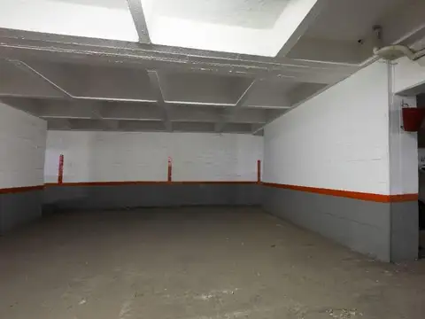 VENTA Amplia Cochera Entre Rios y Rivadavia - Edificio Bristol Center