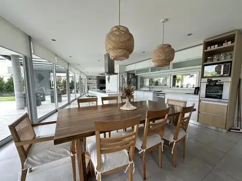 Casa 4 ambientes con 4 baños