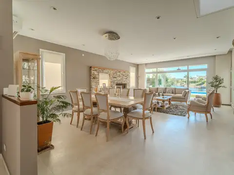 Casa en Venta con 2 cocheras
