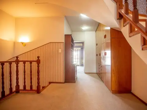 TRIPLEX 5 AMB C/DEP JARDIN Y 2 COCHERAS A/CREDITO
